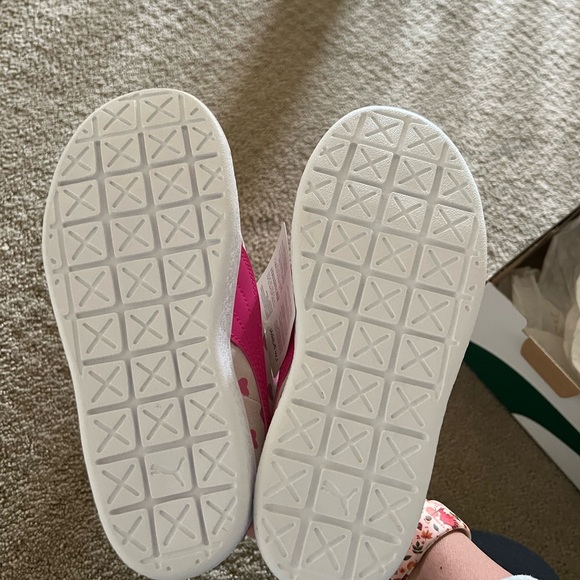 New in box! Puma suede re-bow sneakers - Picture 3 of 3